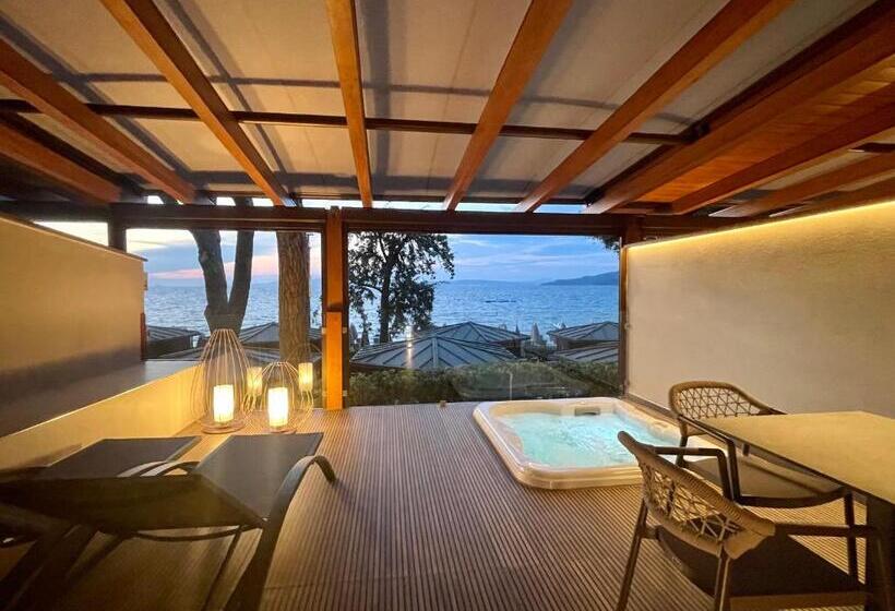 جناح مطلّ علي البحر, La Bussola Beach