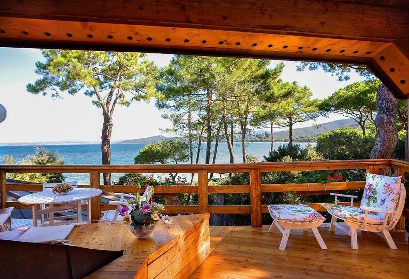 سوییت سوپریور با چشم‌انداز دریا, La Bussola Beach