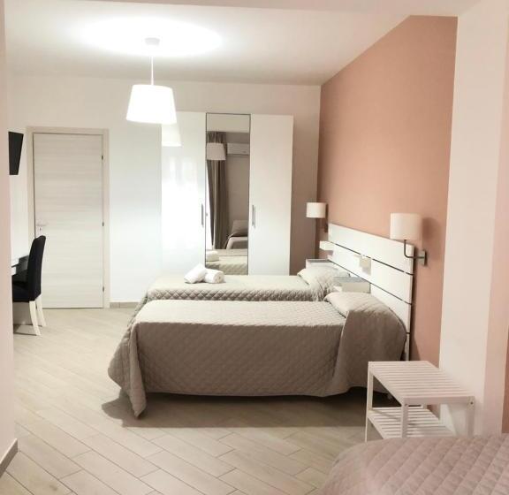 غرفة قياسية رباعية مزودة بشُرفة, Belvedere Rent Rooms