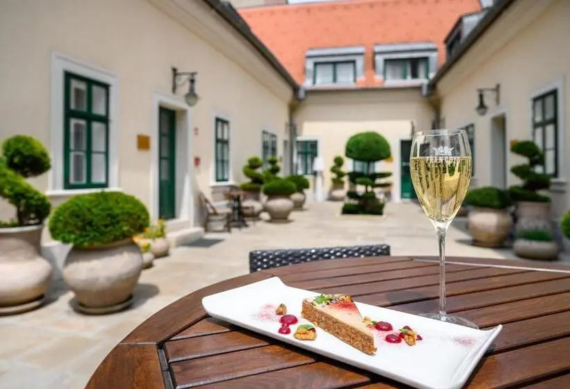 سوییت, Maison Bistro &