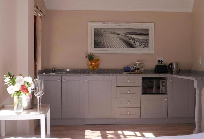 Дом 1 Спальня, Ibis House