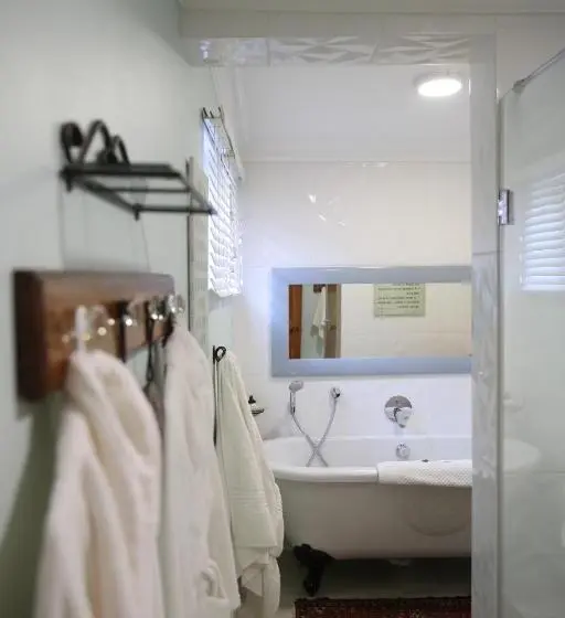 اتاق استاندارد سه نفره, De Opstal Country Lodge