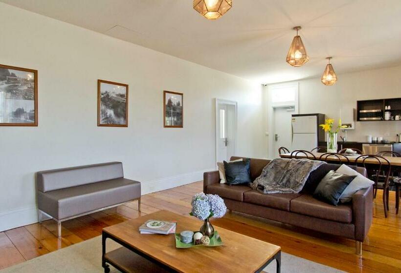 غرفة قياسية, Deloraine