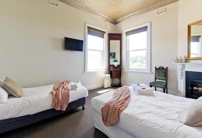 غرفة عائلية, Deloraine