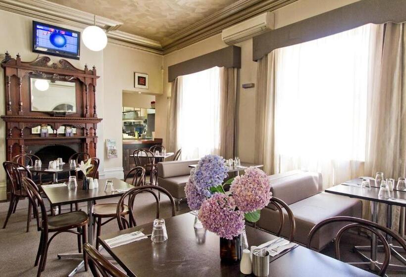 جناح جونيور عائلى, Deloraine