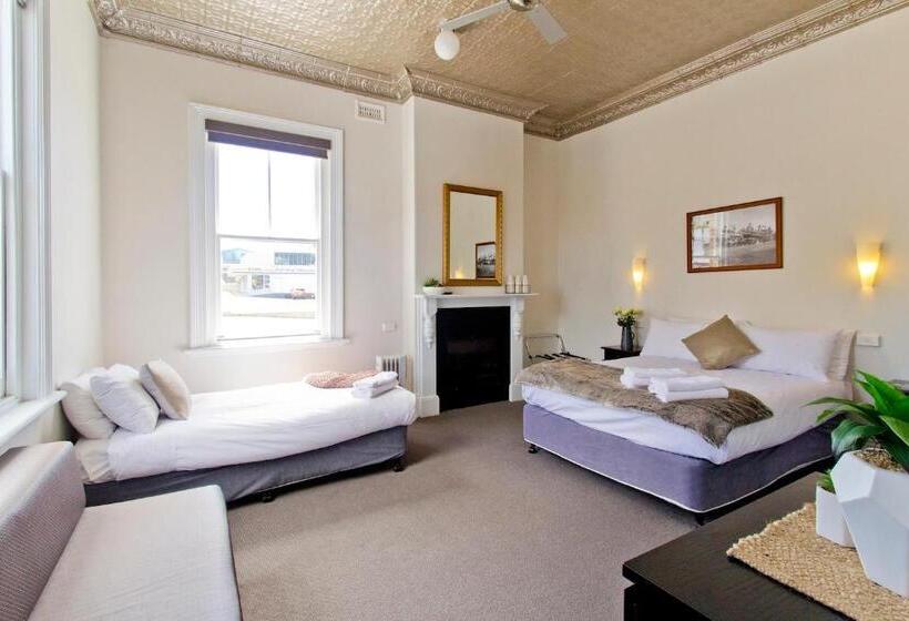 جناح جونيور عائلى, Deloraine