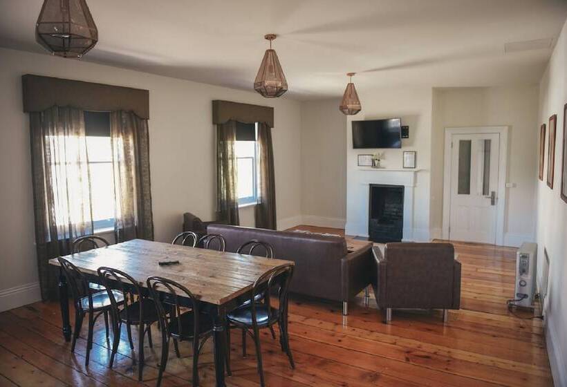 غرفة عائلية, Deloraine