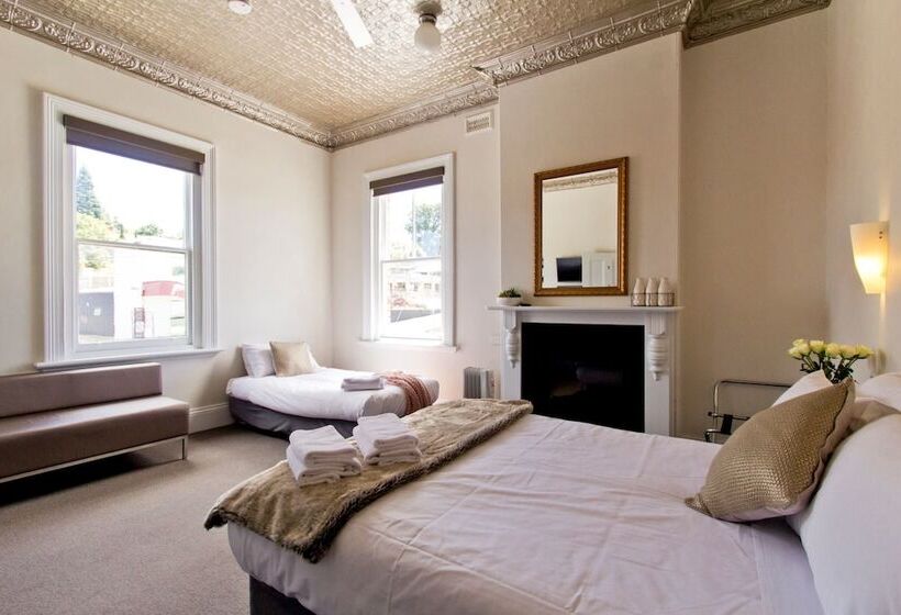 غرفة عائلية, Deloraine