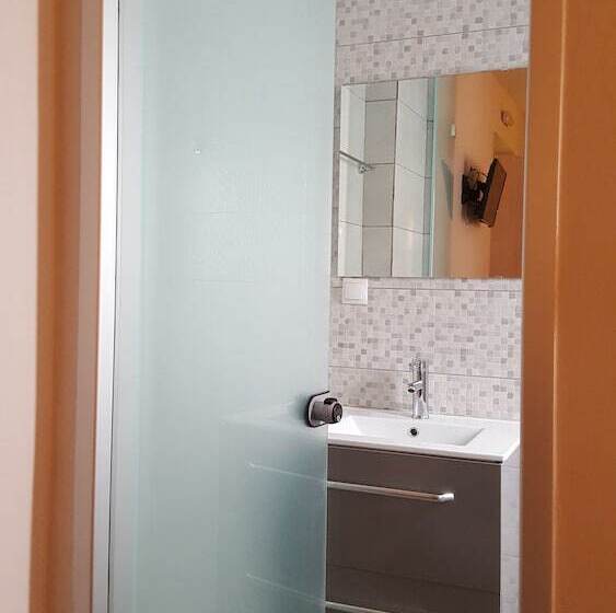 غرفة قياسية, Lux