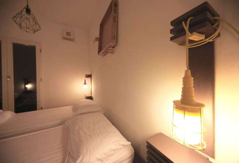 اتاق استاندارد سه تخته با سرویس بهداشتی مشترک, Dopa Hostel