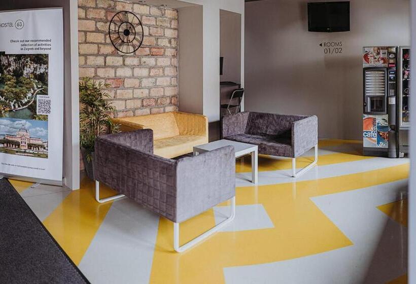 חדר לארבעה סטנדרטי עם מרפסת, Private Rooms At Hostel63