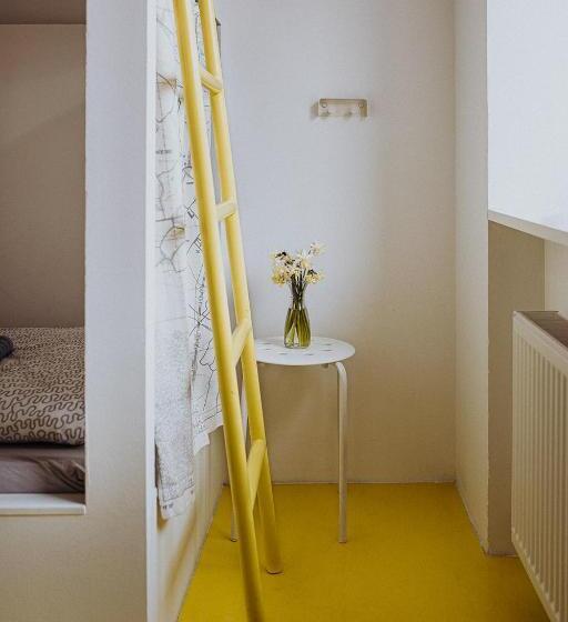 חדר לארבעה סטנדרטי עם מרפסת, Private Rooms At Hostel63