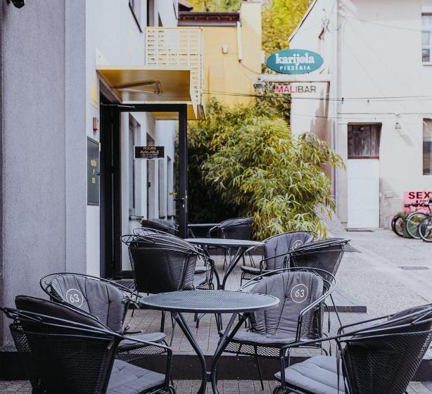 חדר לארבעה סטנדרטי עם מרפסת, Private Rooms At Hostel63