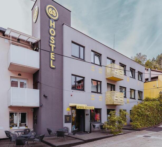 חדר לארבעה סטנדרטי עם מרפסת, Private Rooms At Hostel63