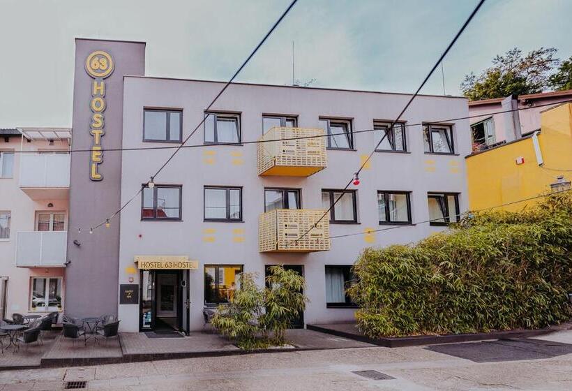 חדר לארבעה סטנדרטי עם מרפסת, Private Rooms At Hostel63