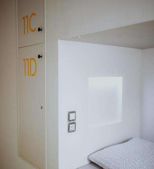 חדר לארבעה סטנדרטי עם מרפסת, Private Rooms At Hostel63