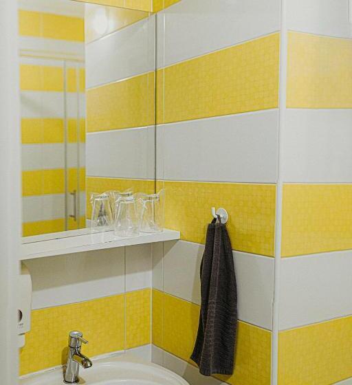 חדר לארבעה סטנדרטי עם מרפסת, Private Rooms At Hostel63