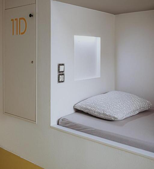 חדר לארבעה סטנדרטי עם מרפסת, Private Rooms At Hostel63