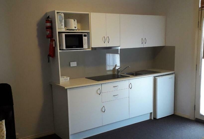 استودیوی استاندارد, Daydream Motel And Apartments