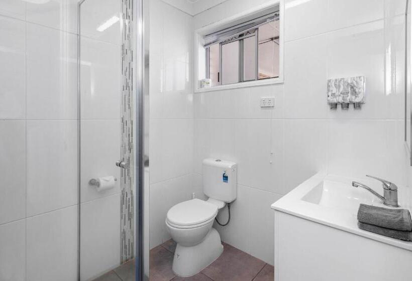 חדר משפחתי, Leichhardt Motor Inn