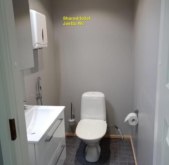 스탠다드 4인용 룸 공용 욕실, Kuukkeli Log Houses Aurora Resort