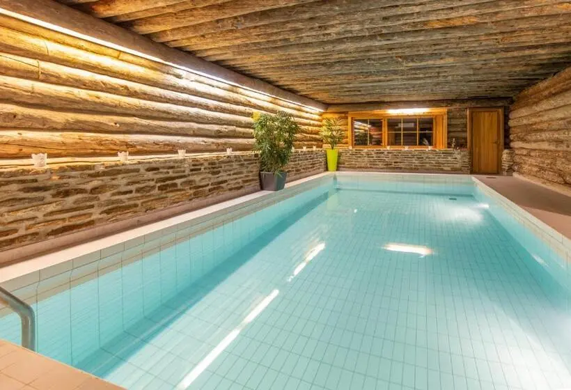 Standard Neljän Hengen Huone Jaettu Kylpyhuone, Kuukkeli Log Houses Aurora Resort