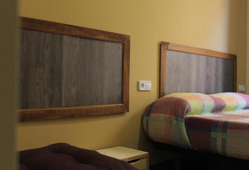 غرفة قياسية ثلاثية, L'Hostalet D'Arenys de Mar