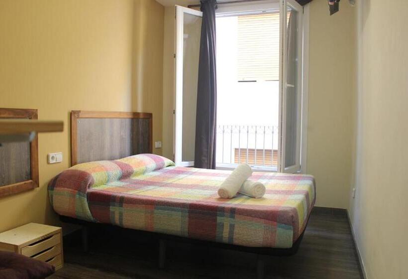 غرفة قياسية ثلاثية, L'Hostalet D'Arenys de Mar