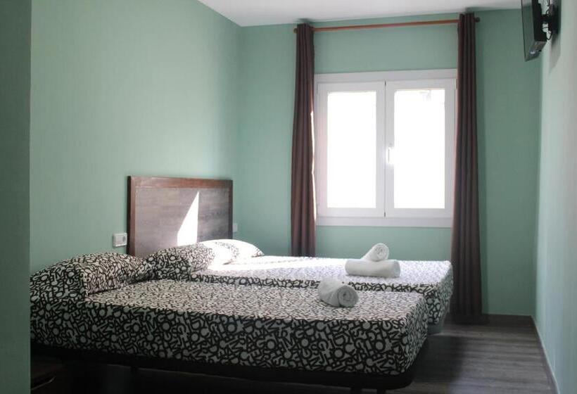 غرفة قياسية ثلاثية, L'Hostalet D'Arenys de Mar