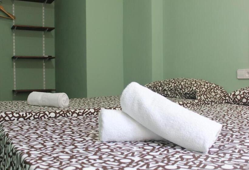 غرفة قياسية ثلاثية, L'Hostalet D'Arenys de Mar