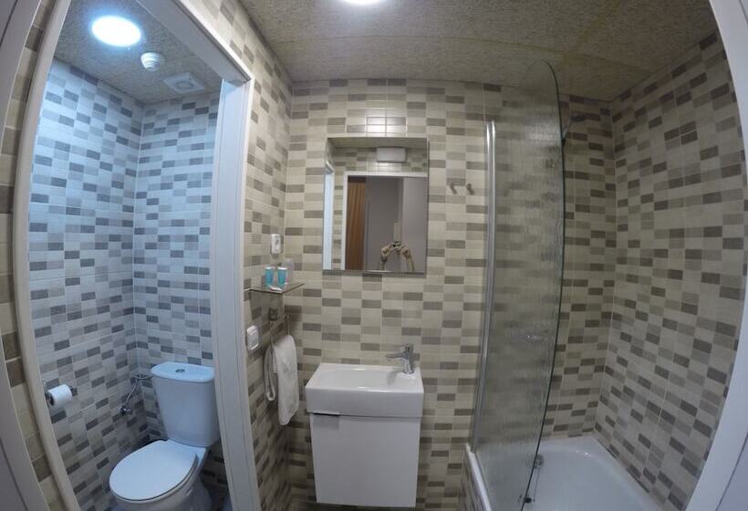 غرفة قياسية ثلاثية, L'Hostalet D'Arenys de Mar