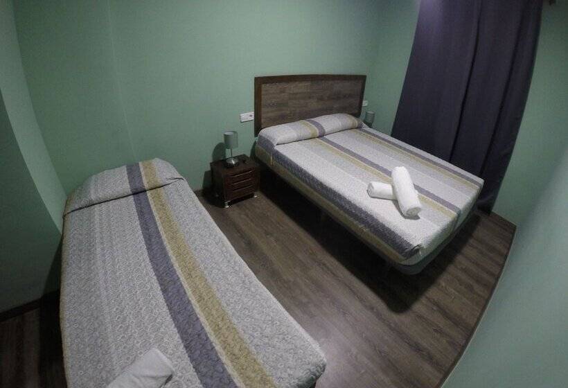 غرفة قياسية ثلاثية, L'Hostalet D'Arenys de Mar