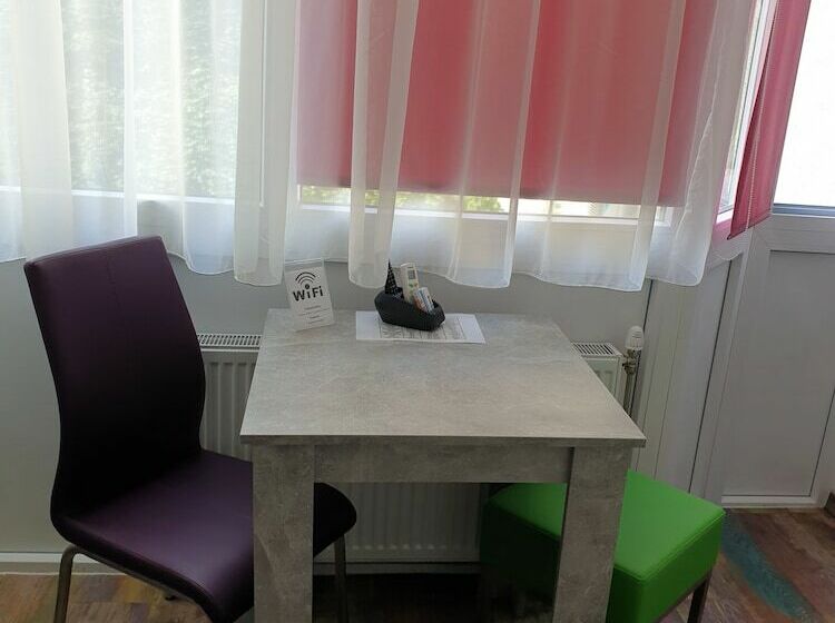 Escritório Estándar, Amber Terrace Studio