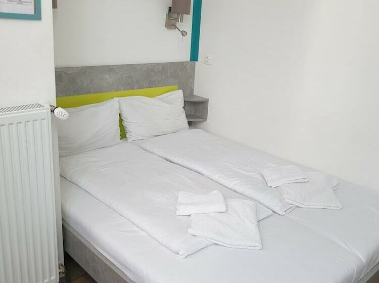 Escritório Estándar, Amber Terrace Studio