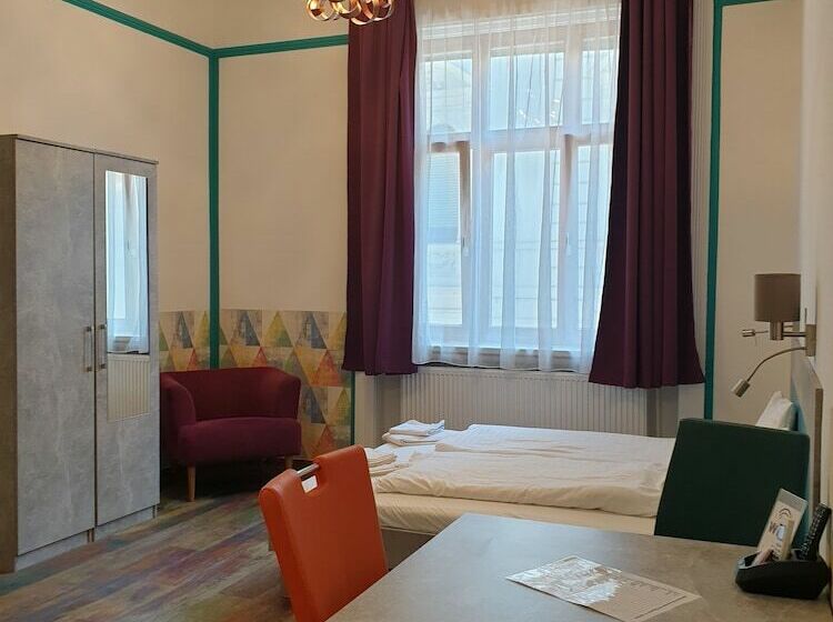 Escritório Estándar, Amber Terrace Studio