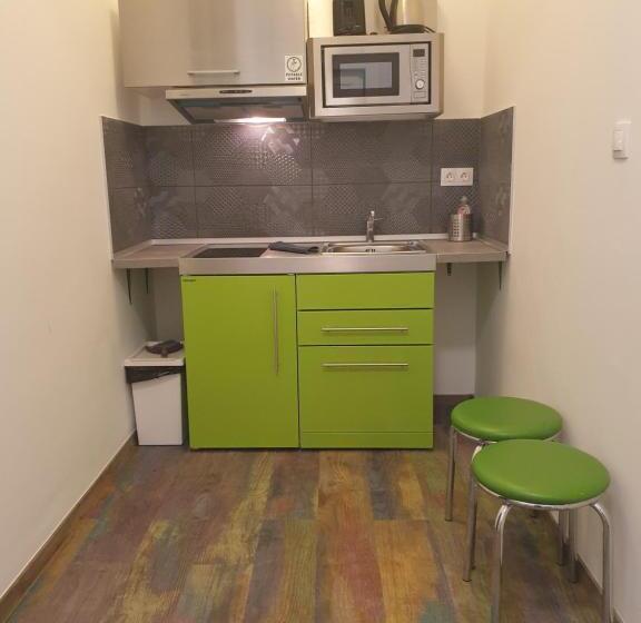 Escritório Estándar, Amber Terrace Studio