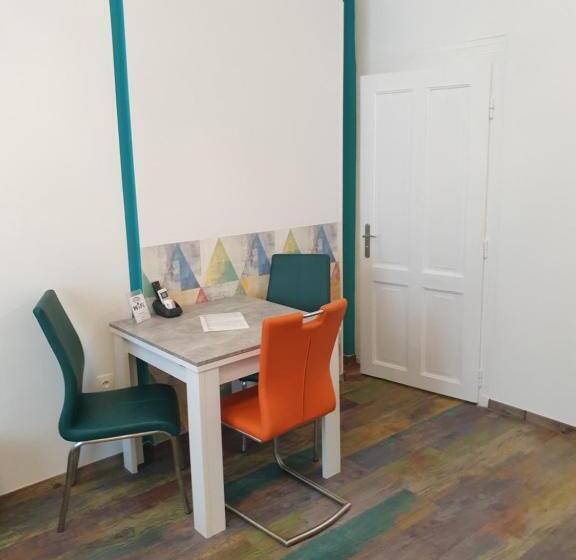 Escritório Estándar, Amber Terrace Studio