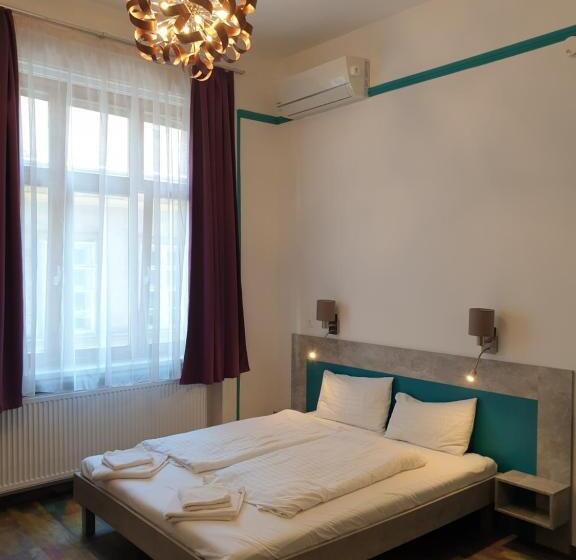 Escritório Estándar, Amber Terrace Studio