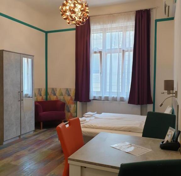 Escritório Estándar, Amber Terrace Studio