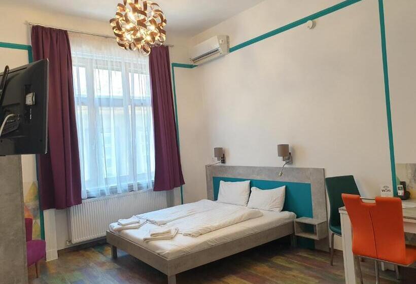 Escritório Estándar, Amber Terrace Studio