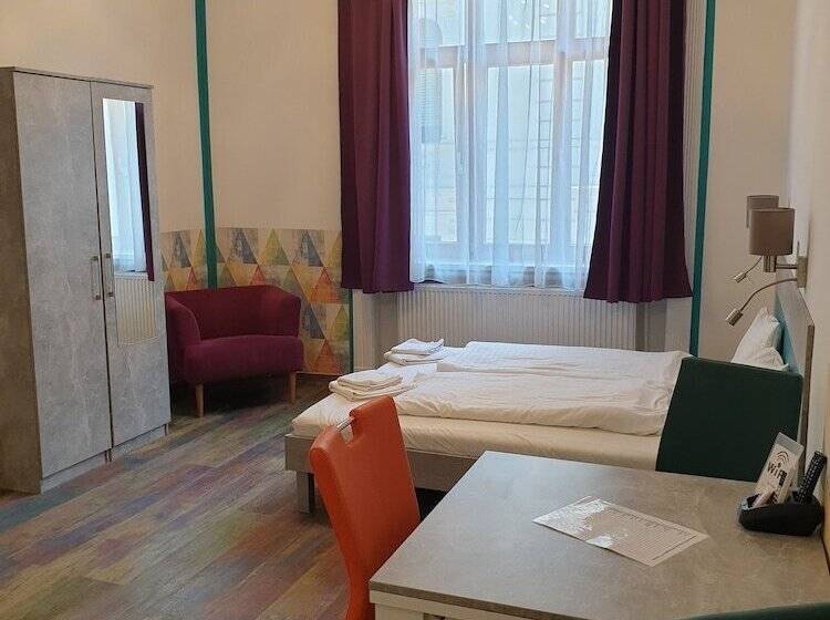 Escritório Estándar, Amber Terrace Studio