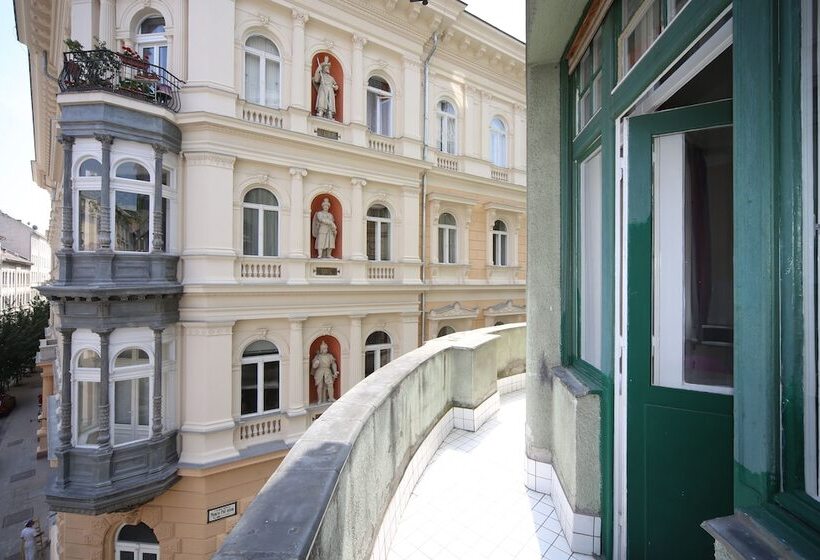 Escritório Estándar, Amber Terrace Studio