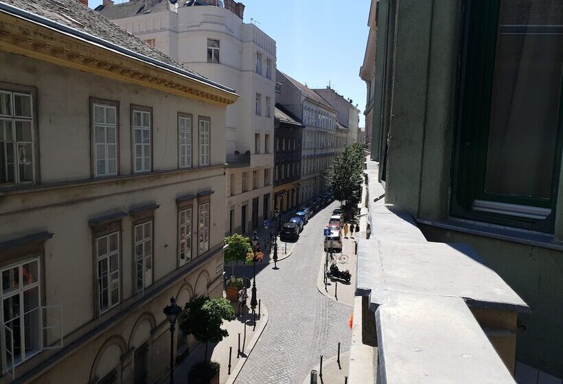 Escritório Estándar, Amber Terrace Studio