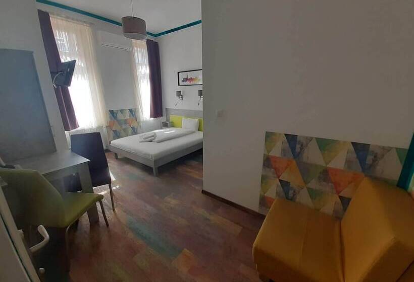 Escritório Estándar, Amber Terrace Studio