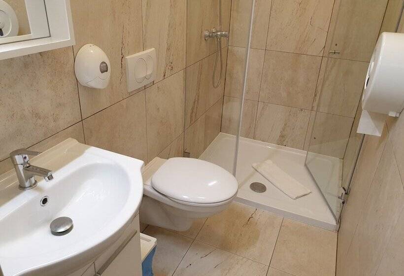 Escritório Estándar, Amber Terrace Studio