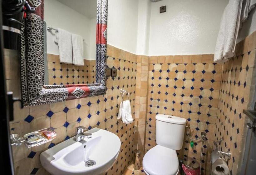 标准三人间, Riad Skilfo