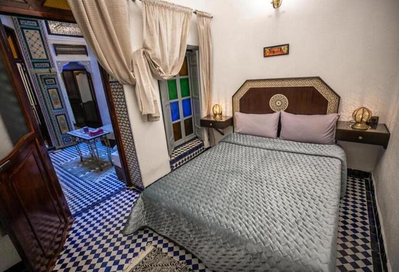 标准三人间, Riad Skilfo