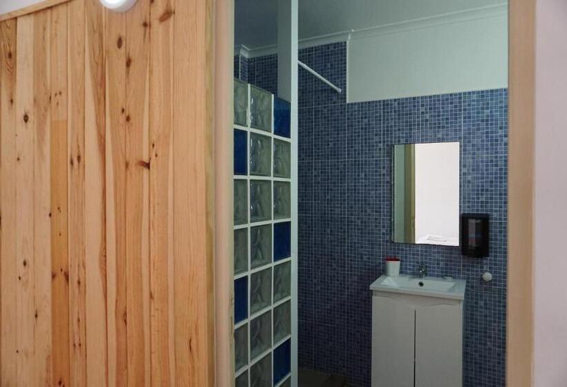 Кровать в Общей Комнате, Shark S Lodge