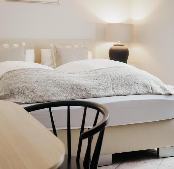 اتاق خانوادگی, B&b Roudenhaff