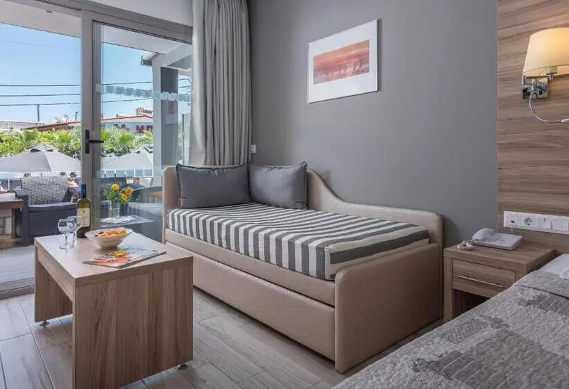 Deluxe Neljän Hengen Huone, Dionysos Hotel & Suites